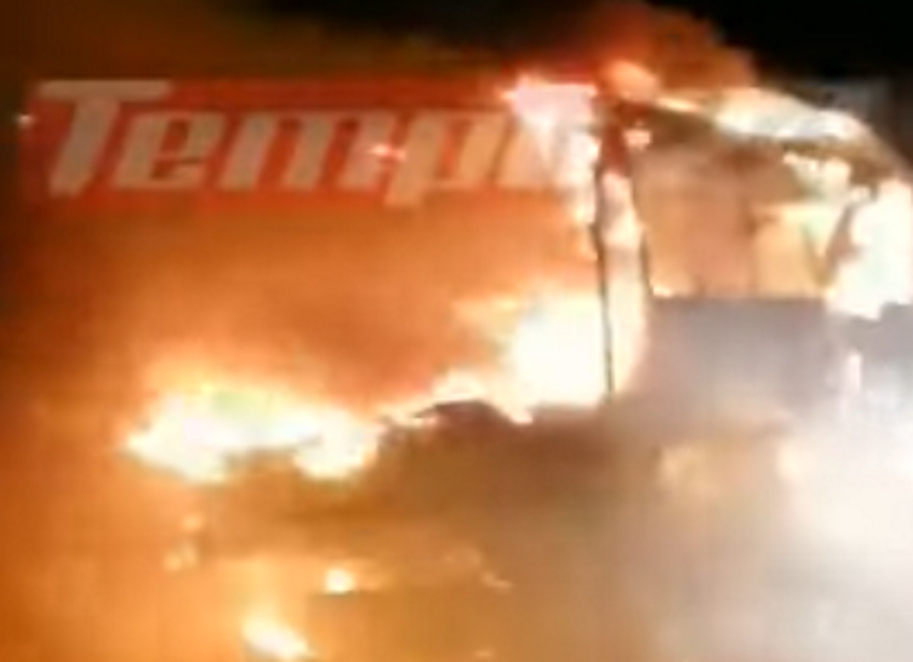 Πάτρα: Βίντεο από τη στιγμή που σχολικό λεωφορείο παίρνει φωτιά και τυλίγεται ταχύτατα στις φλόγες