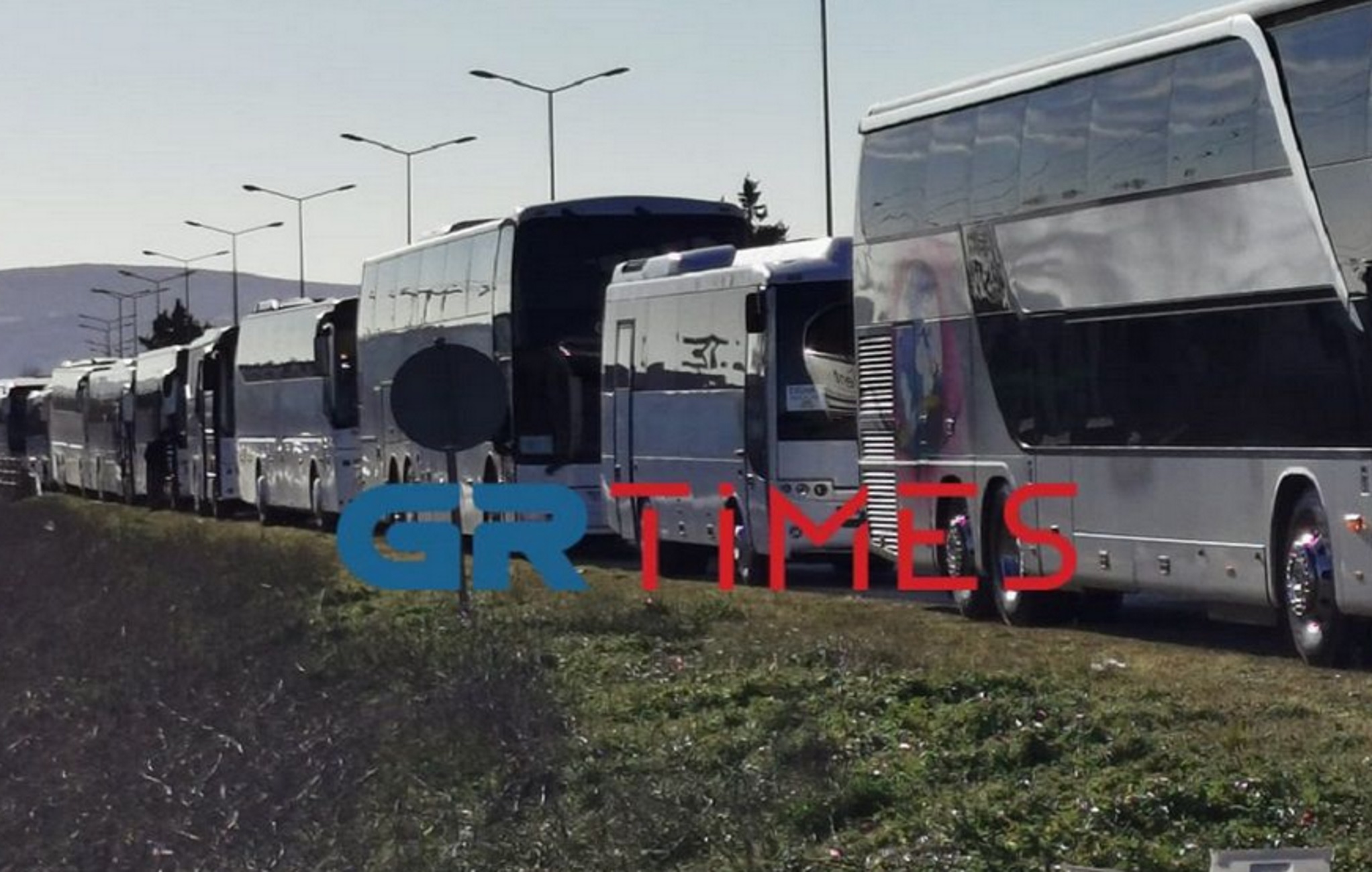 Θεσσαλονίκη: Μηχανοκίνητη πορεία με τουριστικά λεωφορεία – Δείτε το τεράστιο κομβόι που σχηματίστηκε