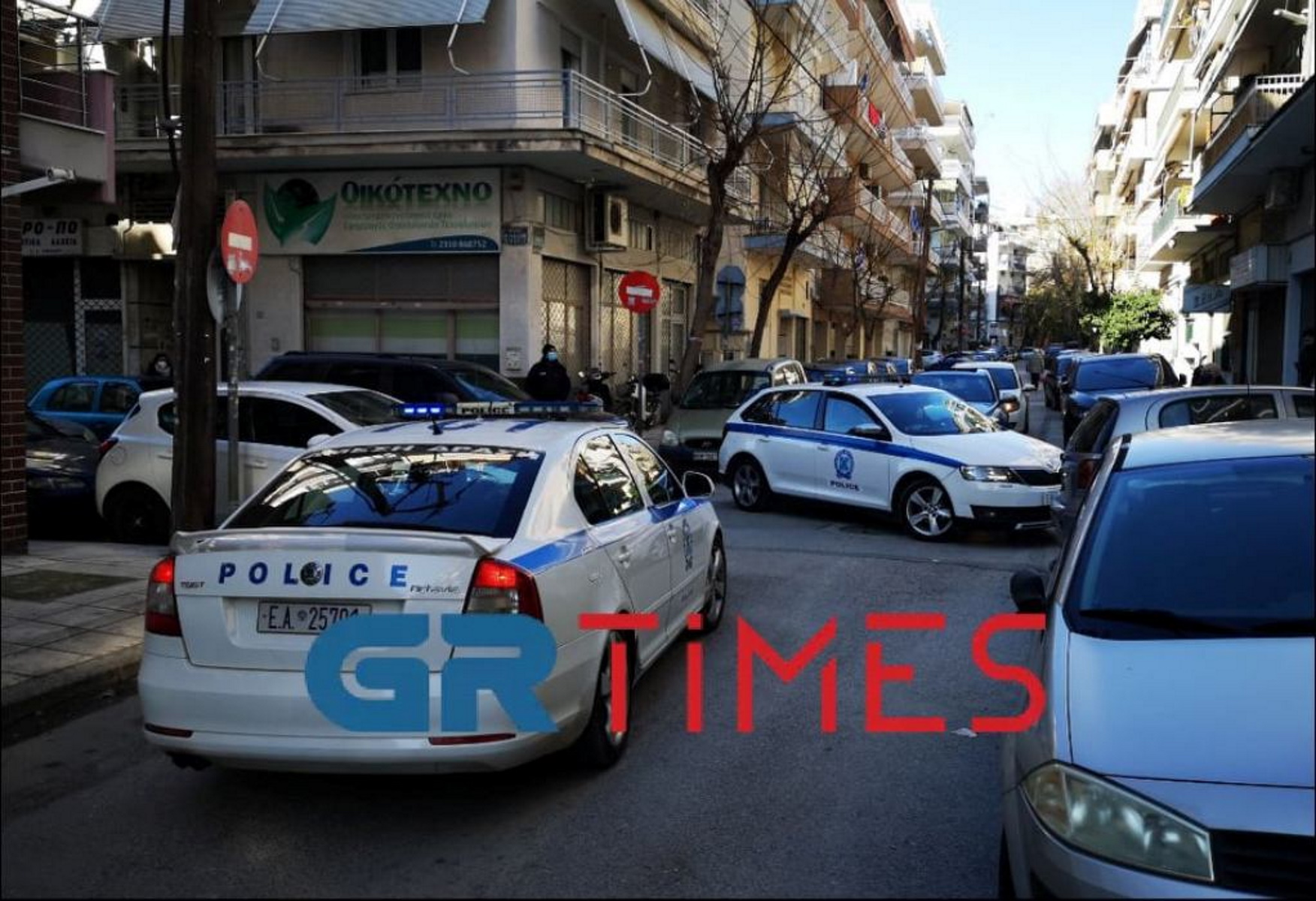 Θεσσαλονίκη: Μπούκαρε με κουκούλα και όπλο σε ζαχαροπλαστείο και άρπαξε τις εισπράξεις