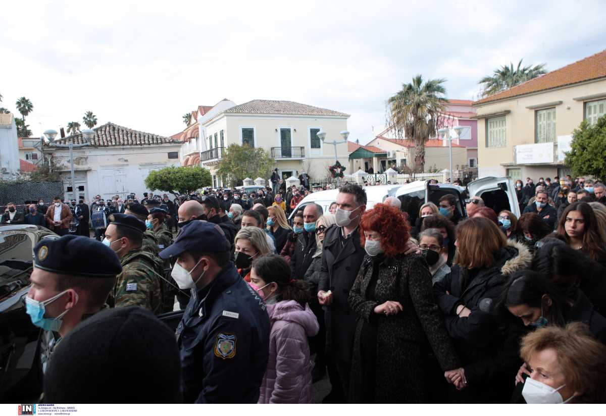 Αιτωλοακαρνανία: Σε κλίμα οδύνης η κηδεία του Μητροπολίτη Κοσμά – Κοσμοσυρροή και ιερείς χωρίς μάσκες