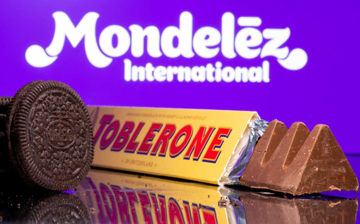 FILE PHOTO: Oreo biscuits and a Toblerone Swiss milk chocolate are seen displayed in front of Mondelez International logo in this illustration picture taken July 26, 2021. Picture taken July 26, 2021. REUTERS