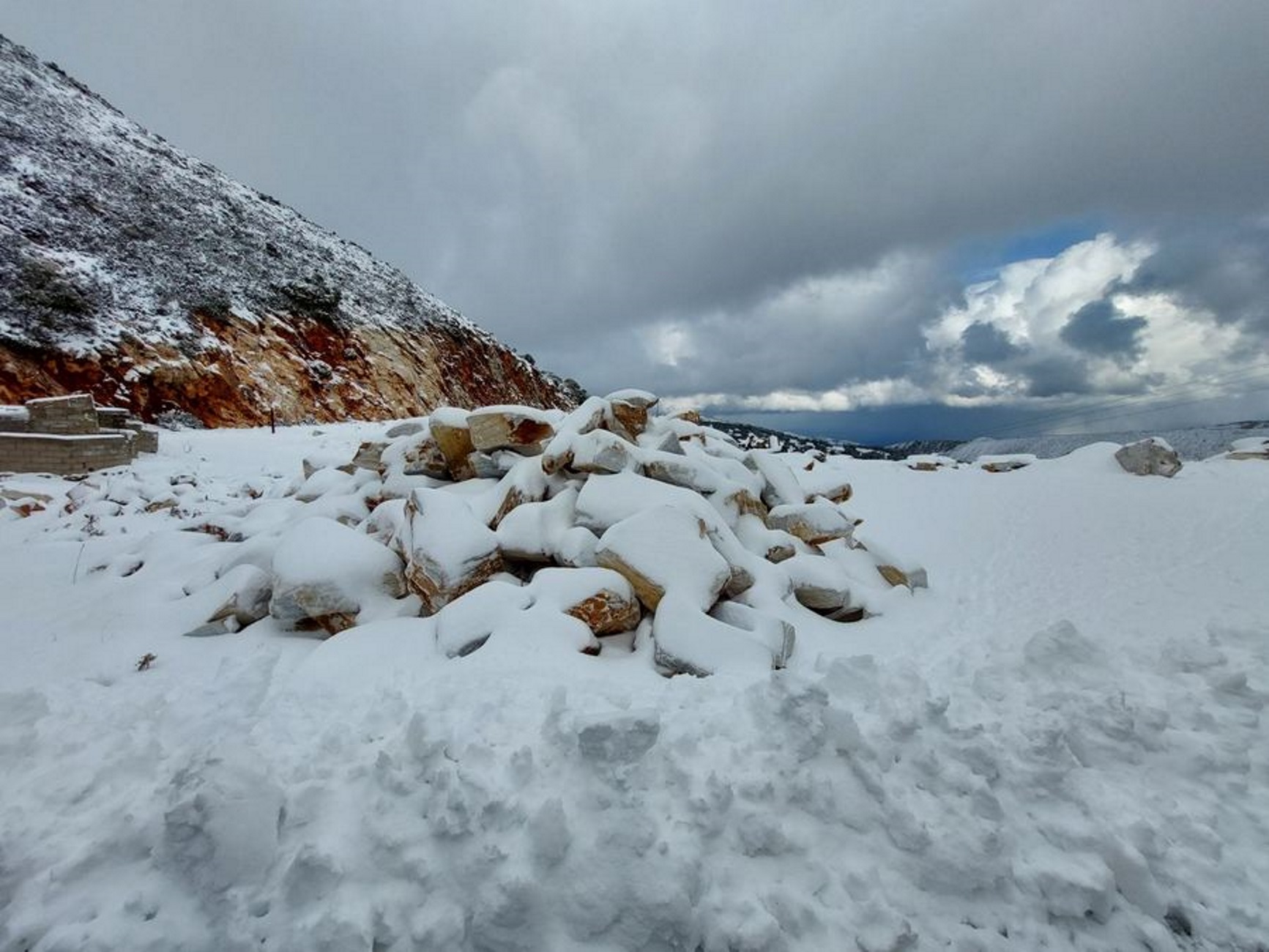 Νάξος: Χιόνια και εικόνες βγαλμένες από πίνακες ζωγραφικής – Δείτε τα στιγμιότυπα της κακοκαιρίας