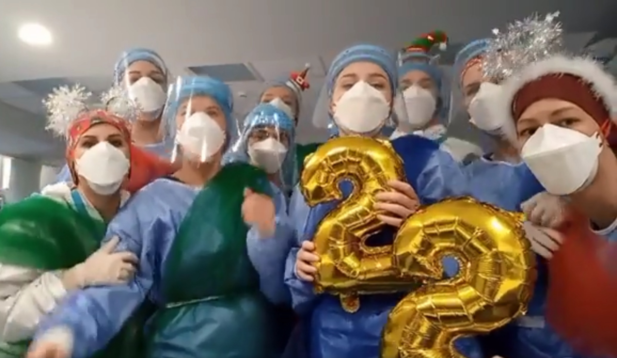 Παραμονή Πρωτοχρονιάς μέσα στη ΜΕΘ – Covid: Το βίντεο με γιατρούς και νοσηλευτές