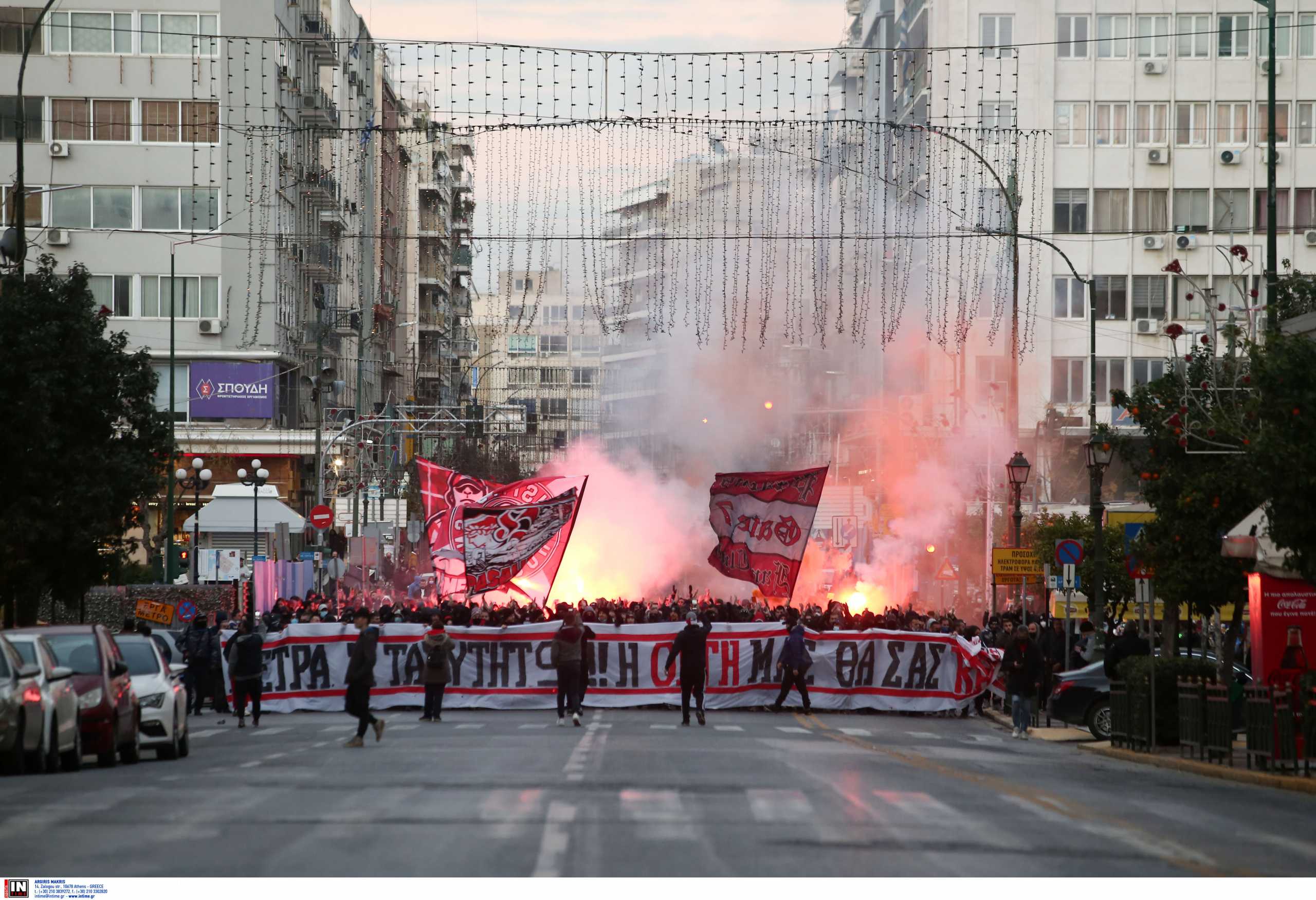 Διαμαρτυρία των οργανωμένων οπαδών του Ολυμπιακού στον Πειραιά για το 10% στα γήπεδα