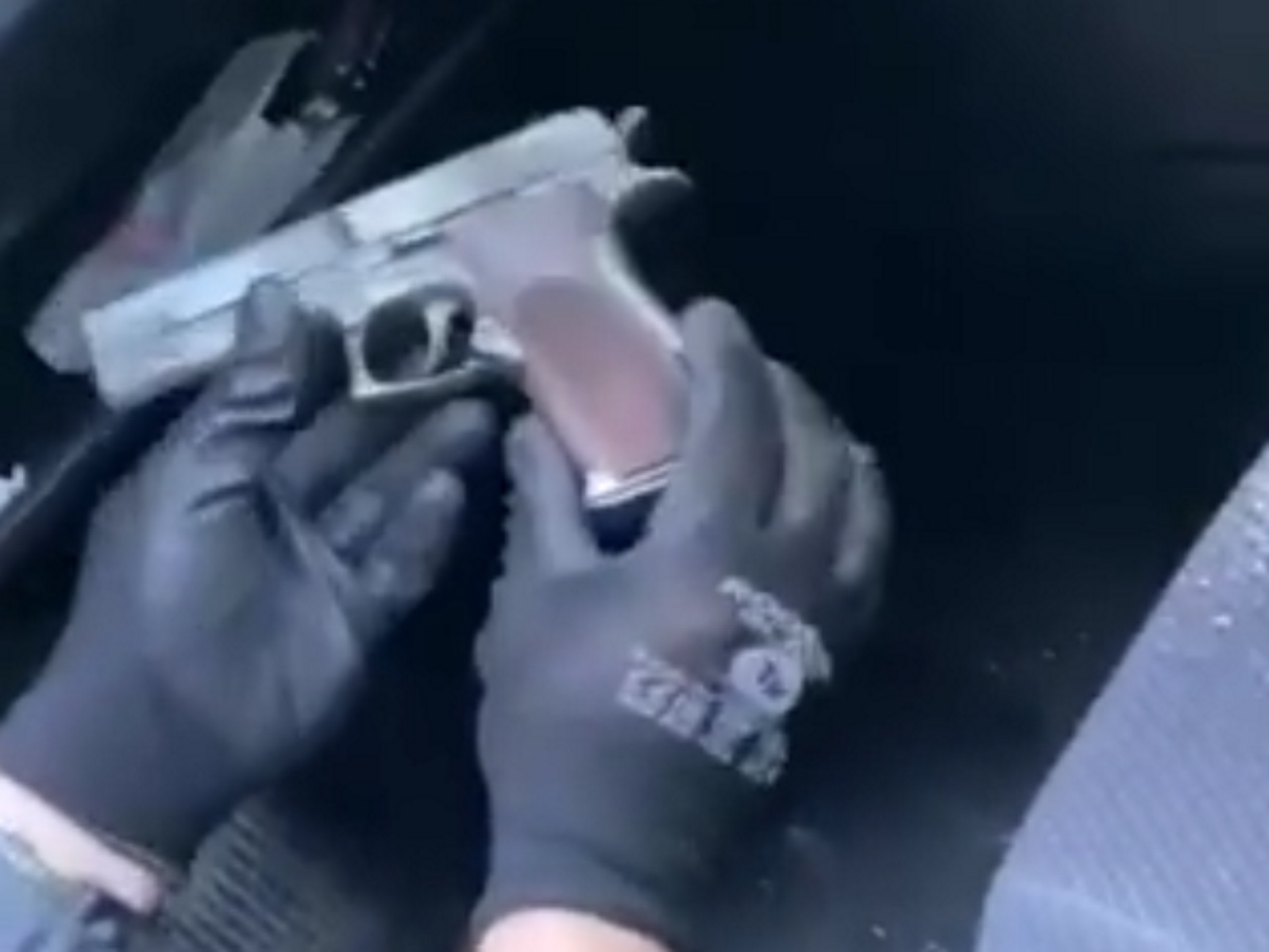 Θεσσαλονίκη: Κάτω από το τιμόνι το ψεύτικο όπλο που χρησιμοποίησε σε δύο ληστείες – Δείτε το βίντεο