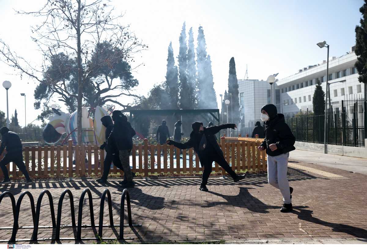 Επεισόδια και πετροπόλεμος έξω από το υπουργείο Παιδείας