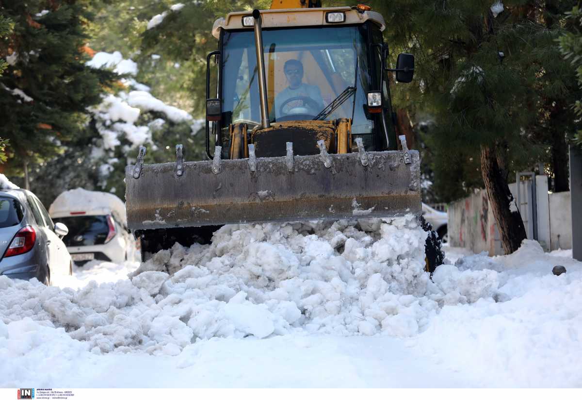 Χιόνια στις γειτονιές: Δεν τελείωσαν τα προβλήματα σε μικρότερους δρόμους στον δήμο Αγίας Παρασκευής