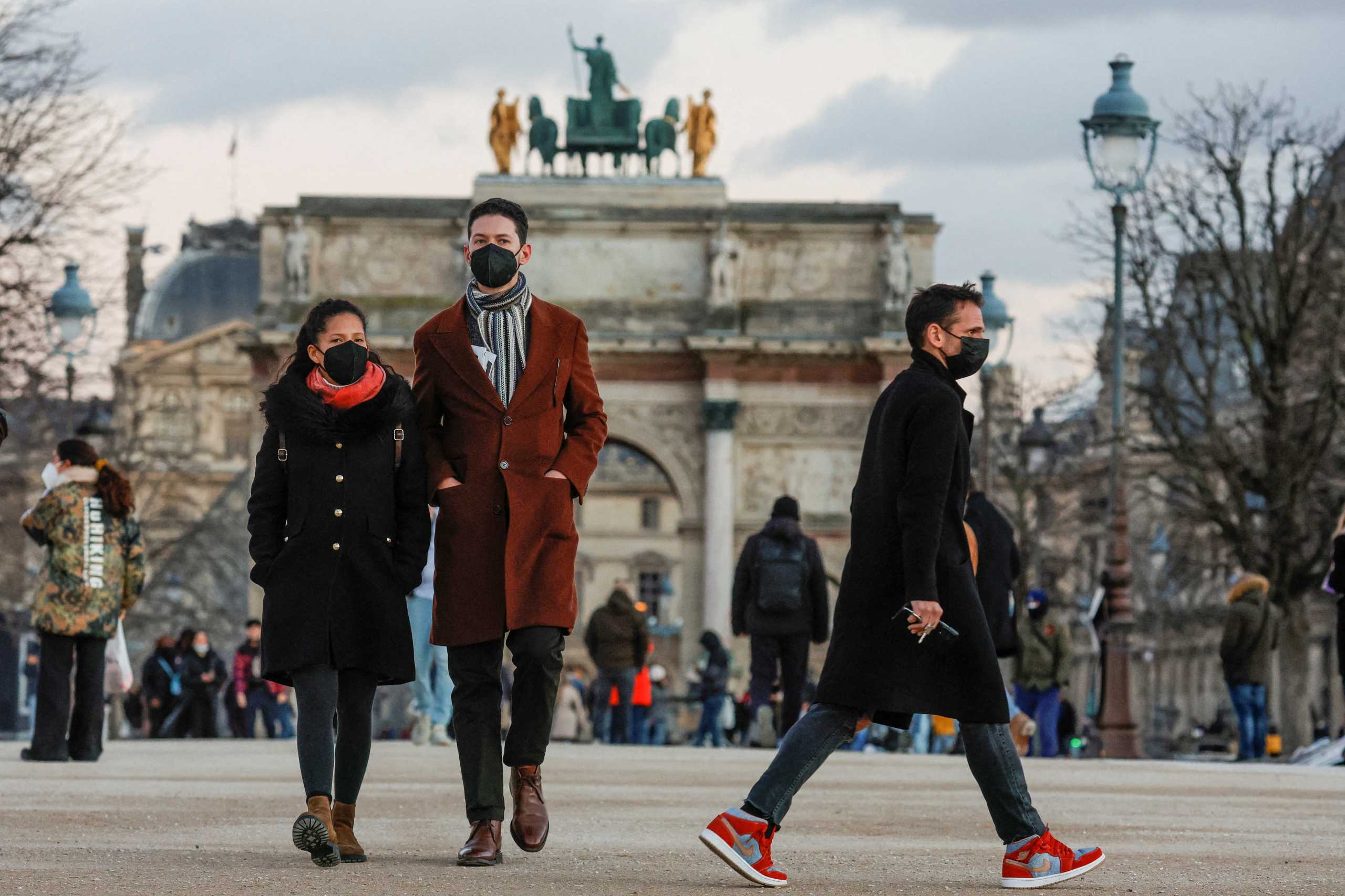 Γαλλία – Κορονοϊός: Παραμένει υποχρεωτική η μάσκα στο Παρίσι