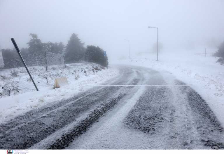 Χιόνια στην Πάρνηθα - Κλειστός ο δρόμος από το ύψος του τελεφερίκ
