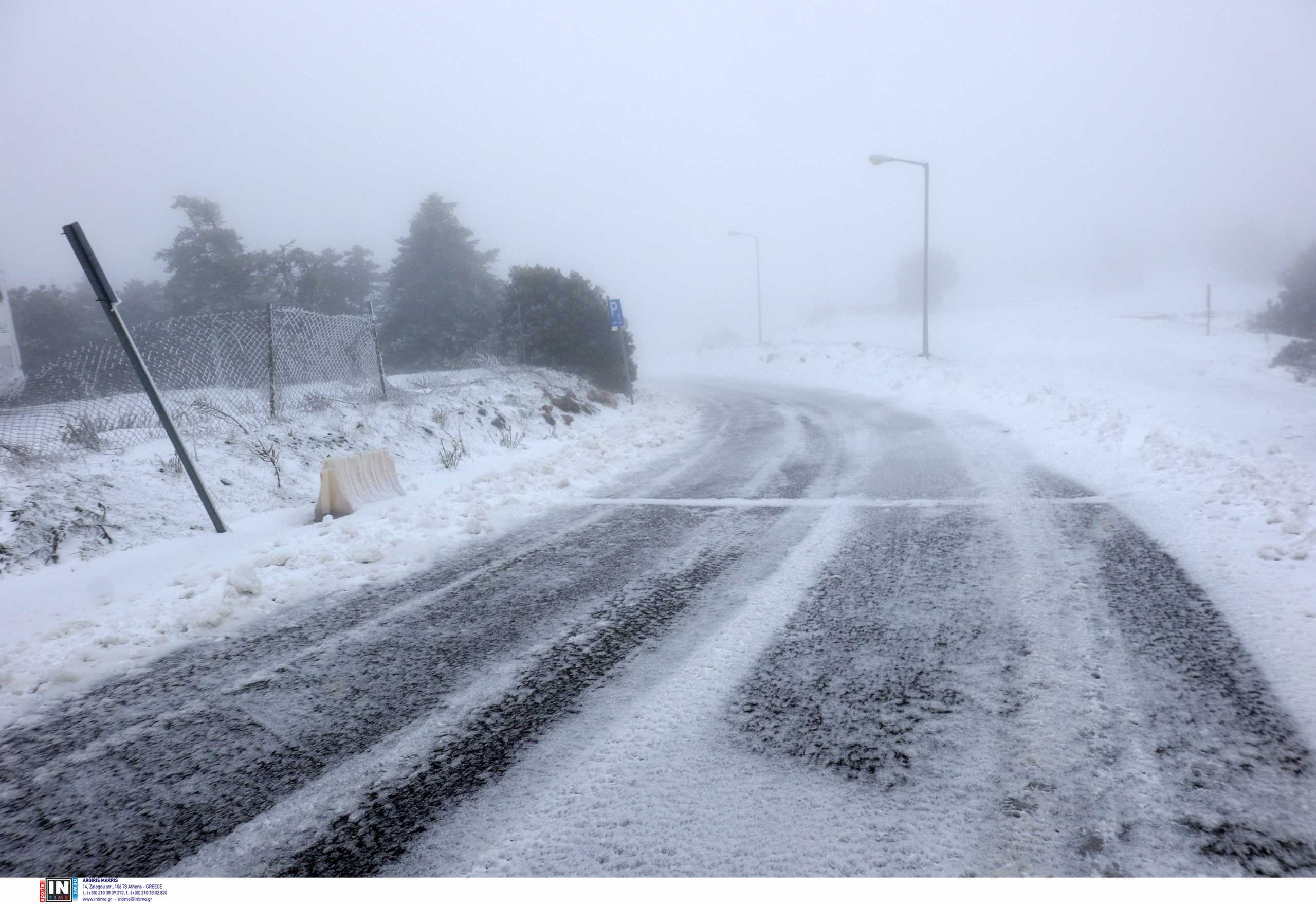 Κακοκαιρία Ελπίδα: Χιόνια στην Πάρνηθα – Έκλεισε η λεωφόρος Πάρνηθος