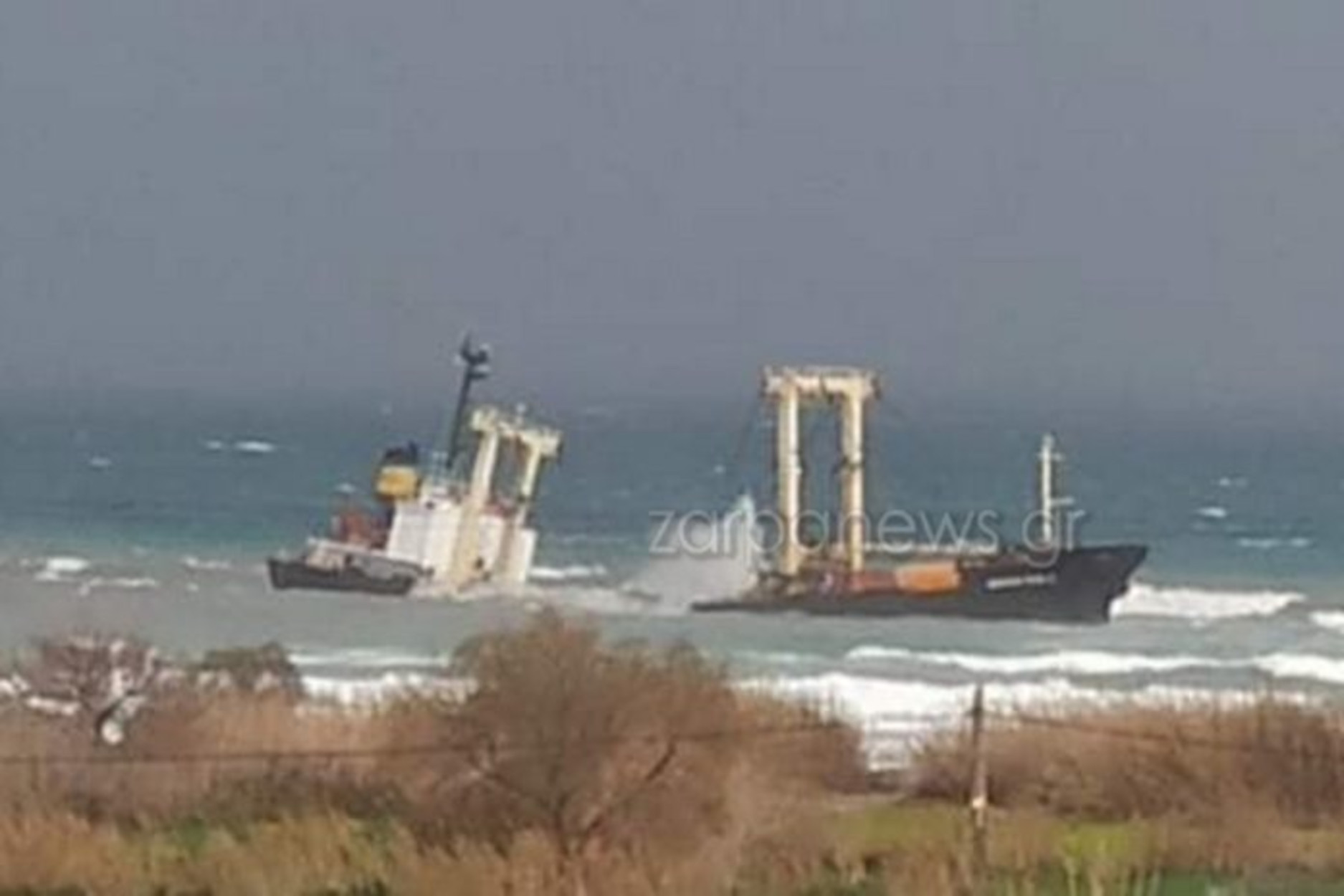 Κρήτη: Κομμένο στα 2 το πλοίο που προσάραξε στην Κίσσαμο