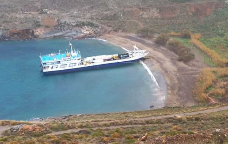 Σέριφος – Κακοκαιρία: Ο καπετάνιος του πλοίου αναγκάστηκε να μπει σε όρμο για να ξεφορτώσει με ασφάλεια