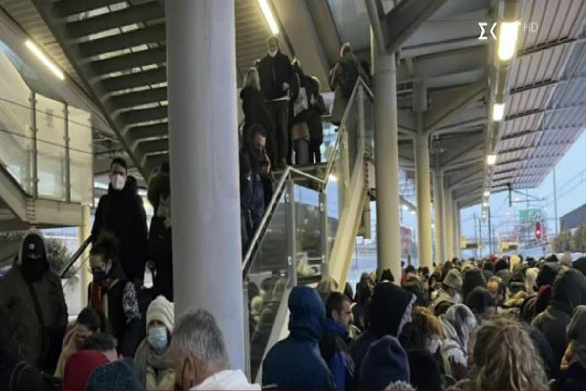 Κοσμοπλημμύρα στον Προαστιακό: Εγκλωβισμένοι στο αεροδρόμιο πηδάνε στις γραμμές για να προλάβουν τους συρμούς