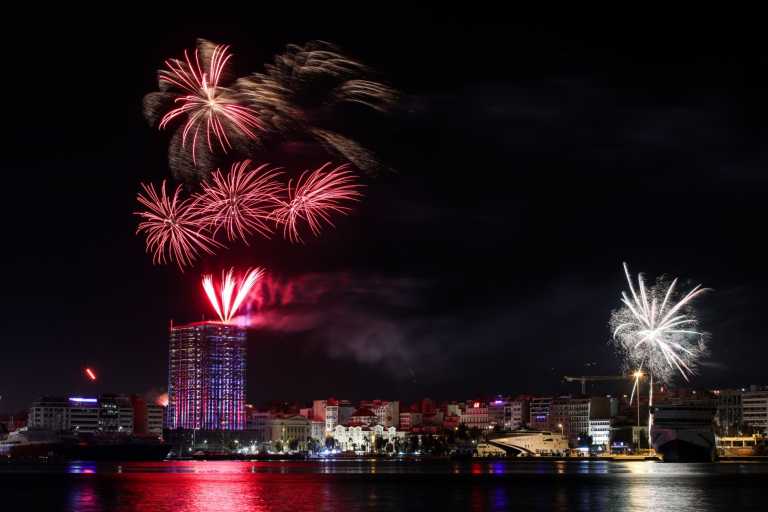 Λαμπερή Πρωτοχρονιά στον Πειραιά – Φαντασμαγορικό καλωσόρισμα του 2022