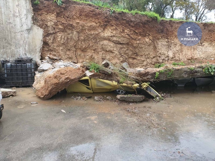 Κακοκαιρία - Διομήδης: Ισοπεδώθηκαν δύο ΙΧ από κατάρρευση στη Ρόδο (φωτο, video)
