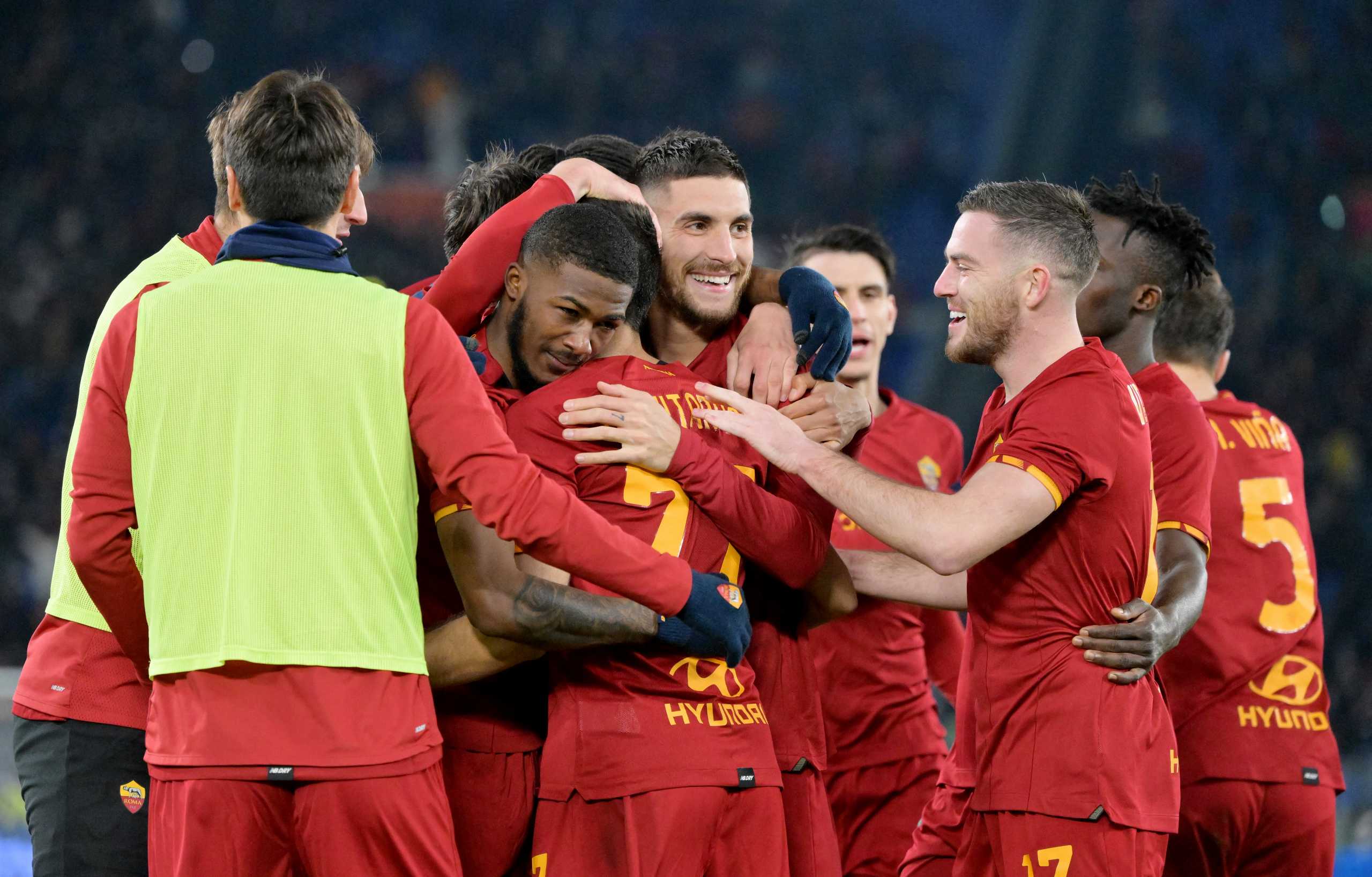 Soccer Football - Serie A - AS Roma v Juventus - Stadio Olimpico, Rome, Italy - January 9, 2022 AS Roma's Henrikh Mkhitaryan celebrates scoring their second goal with Jordan Veretout, Matias Vina and teammates REUTERS