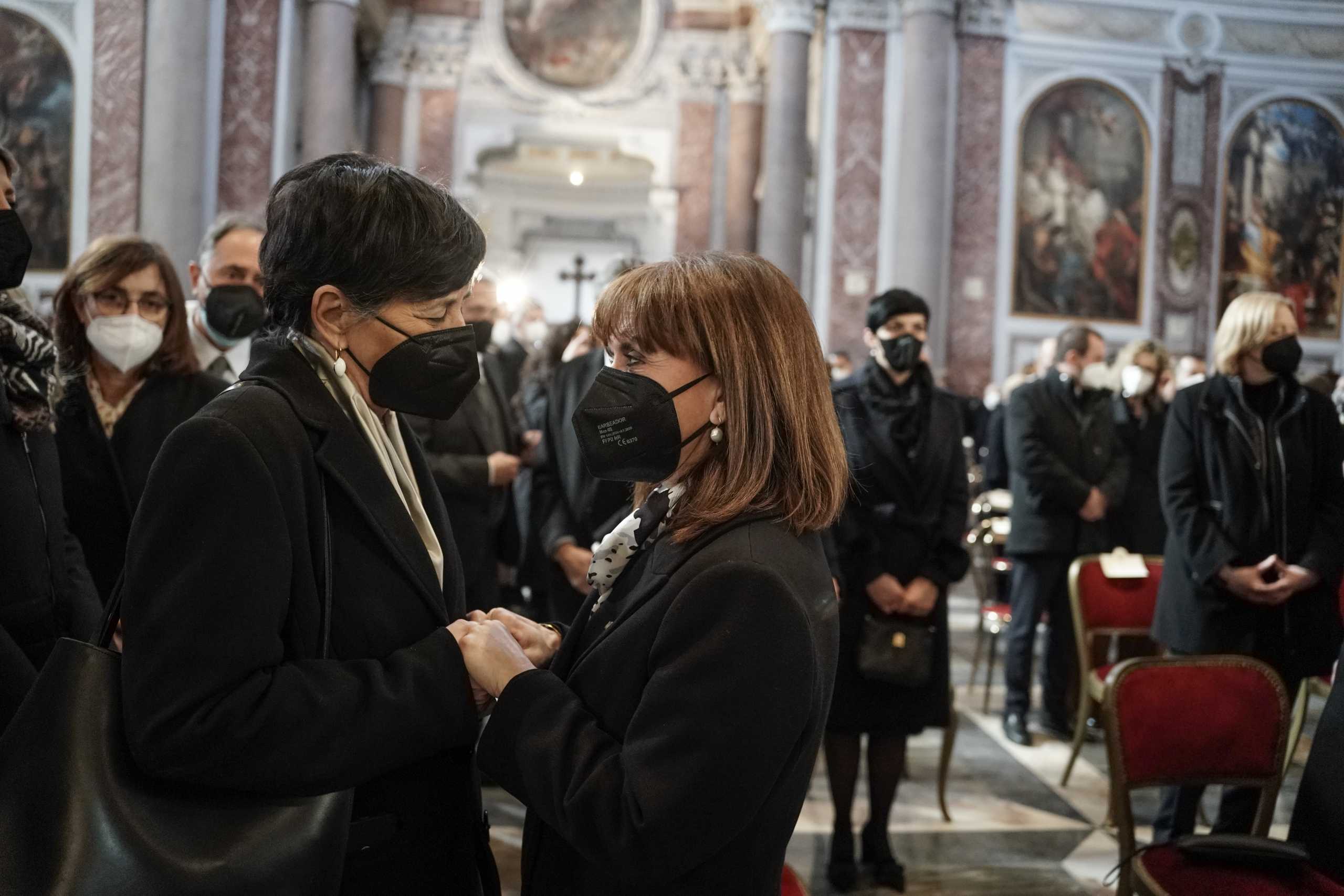 Η Κατερίνα Σακελλαροπούλου στην κηδεία του Νταβίντ Σασόλι – «Αφοσιωμένος Ευρωπαίος και φίλος της Ελλάδας»