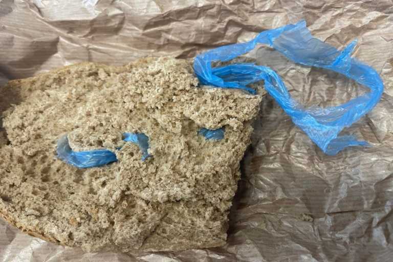 Λάρισα: Βρήκαν πλαστική σακούλα μέσα σε μια φρατζόλα ψωμί