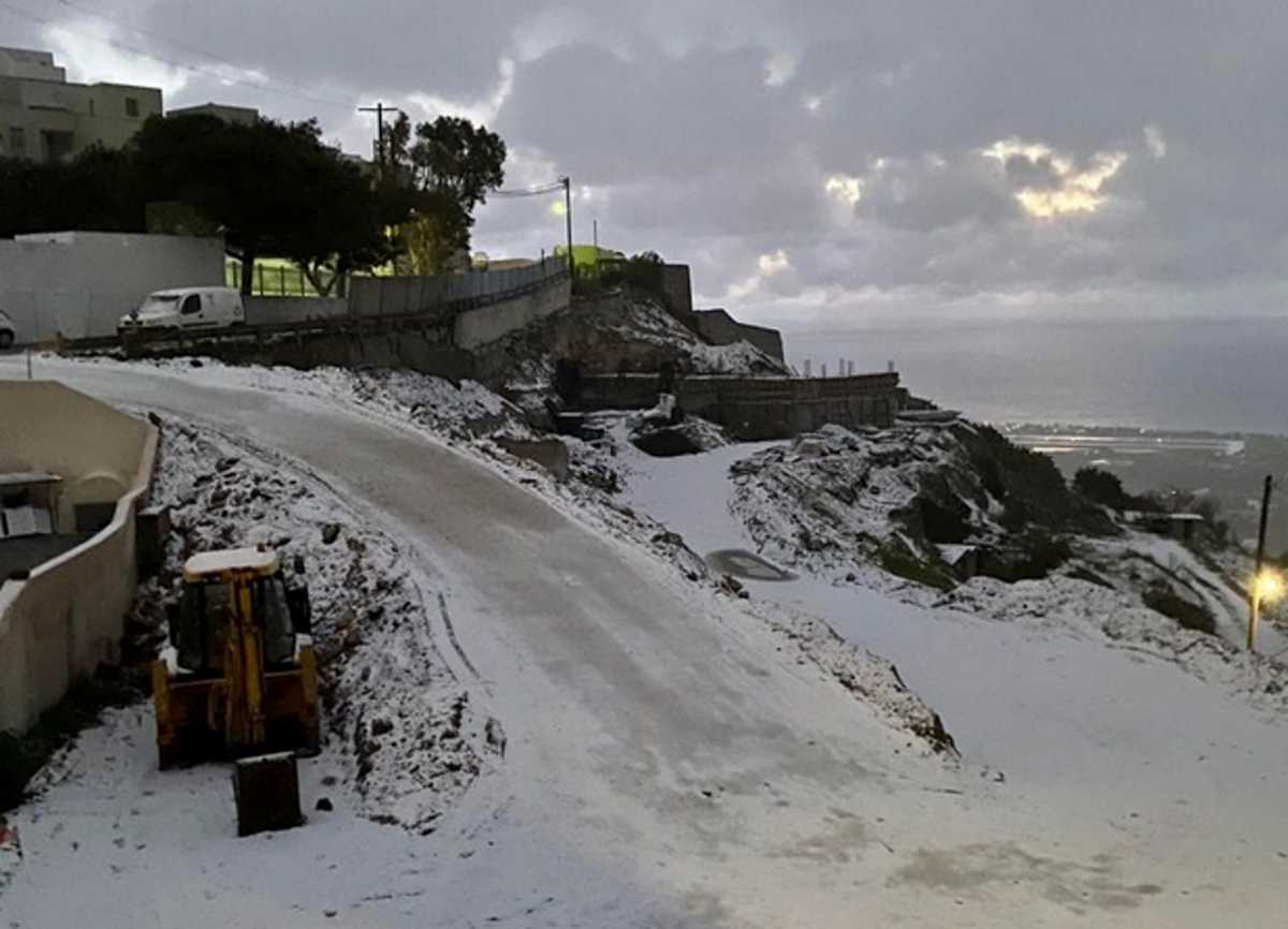 Καιρός – Σαντορίνη: Χιόνια και η διάσημη καλντέρα στα λευκά μέσα σε λίγα λεπτά