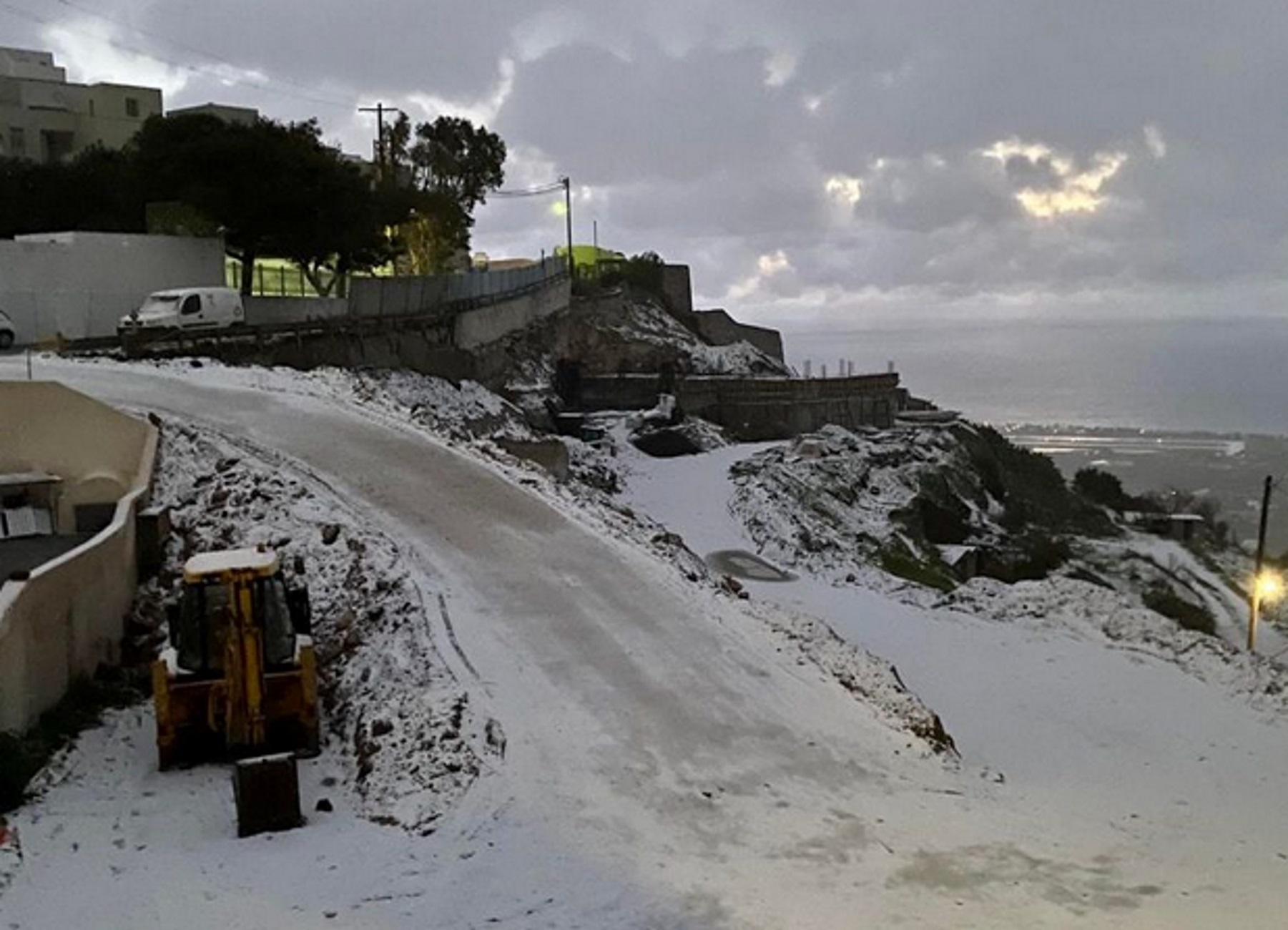 Καιρός – Σαντορίνη: Χιόνια και η διάσημη καλντέρα στα λευκά μέσα σε λίγα λεπτά