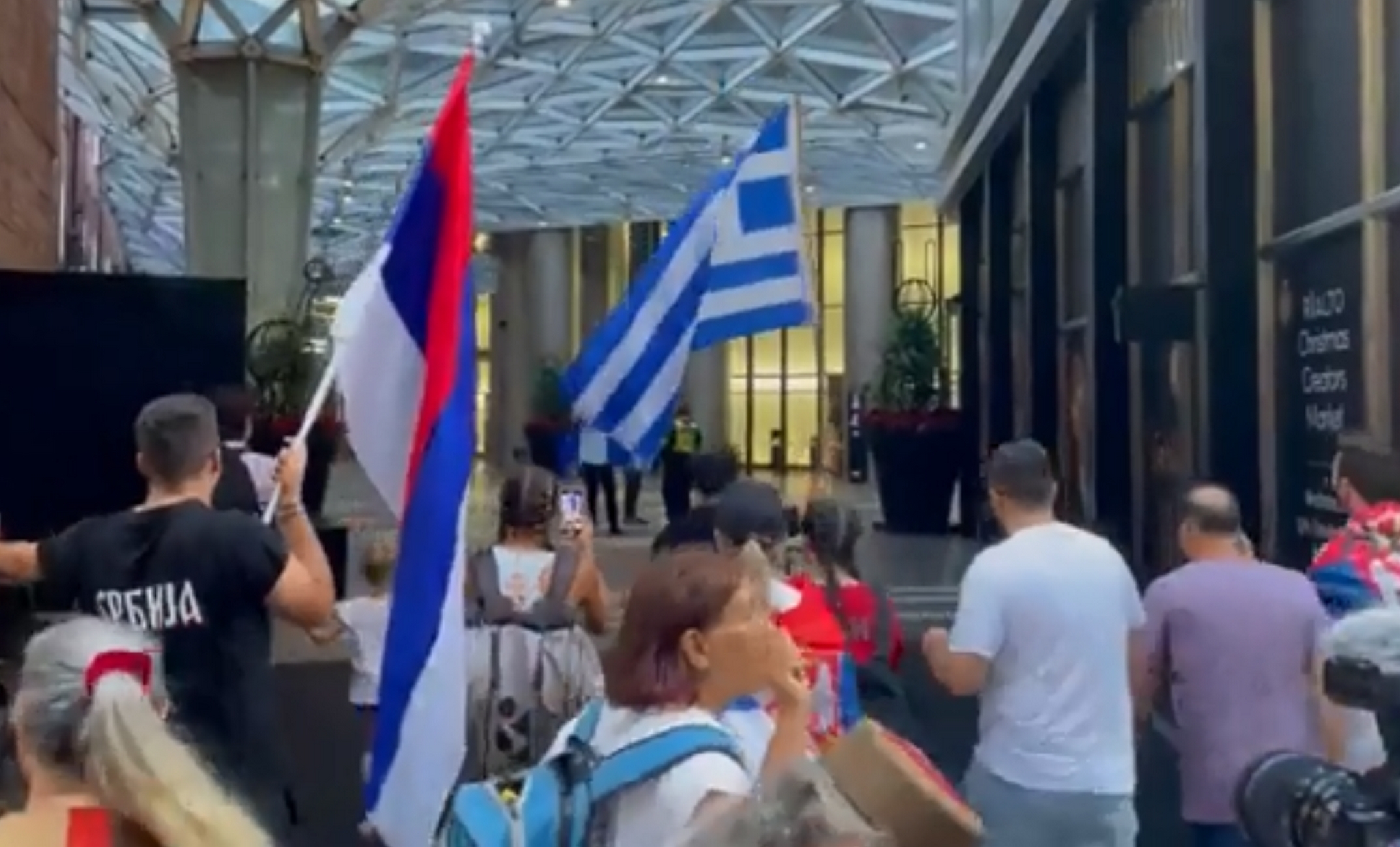 Νόβακ Τζόκοβιτς: Διαδήλωση με ελληνικές και σέρβικες σημαίες έξω από το ξενοδοχείο του