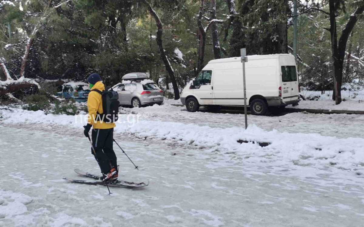 Κακοκαιρία: Έκαναν σκι σε Κολωνάκι και Ζωγράφου – «Χιονοδρομικά» οι γειτονιές της Αθήνας