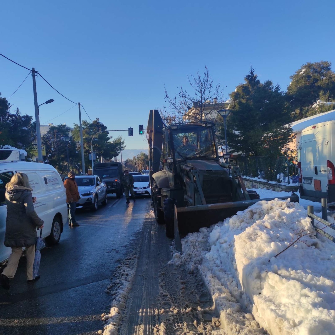 Κακοκαιρία: Εντυπωσιακές εικόνες από την «μάχη» του στρατού με τα χιόνια στην Αττική