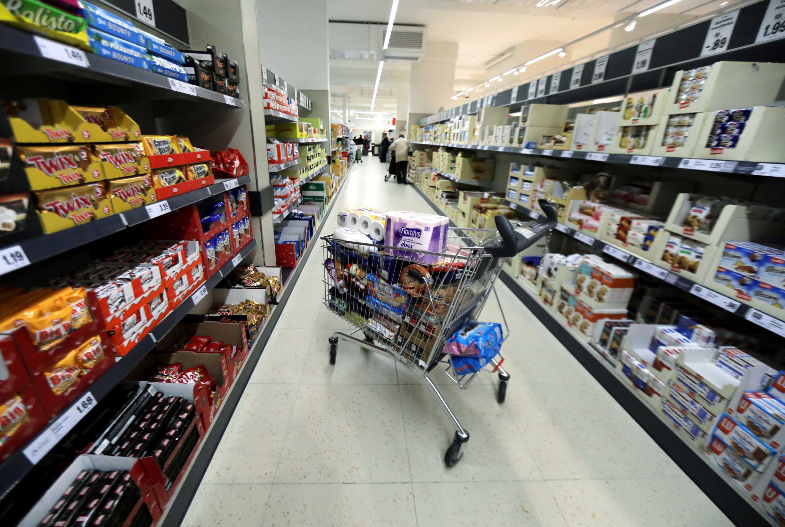 Ακρίβεια: Οι Έλληνες περιορίζουν τις αγορές σε σούπερ μάρκετ, ρούχα και παπούτσια
