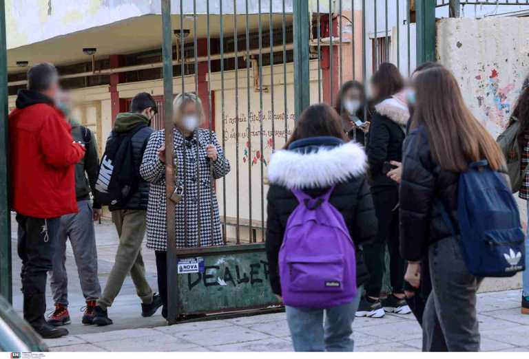 Κλειστά σχολεία λόγω κορονοϊού και γρίπης προτείνει ο Καπραβέλος – «Να μην ανοίξουν τη Δευτέρα»