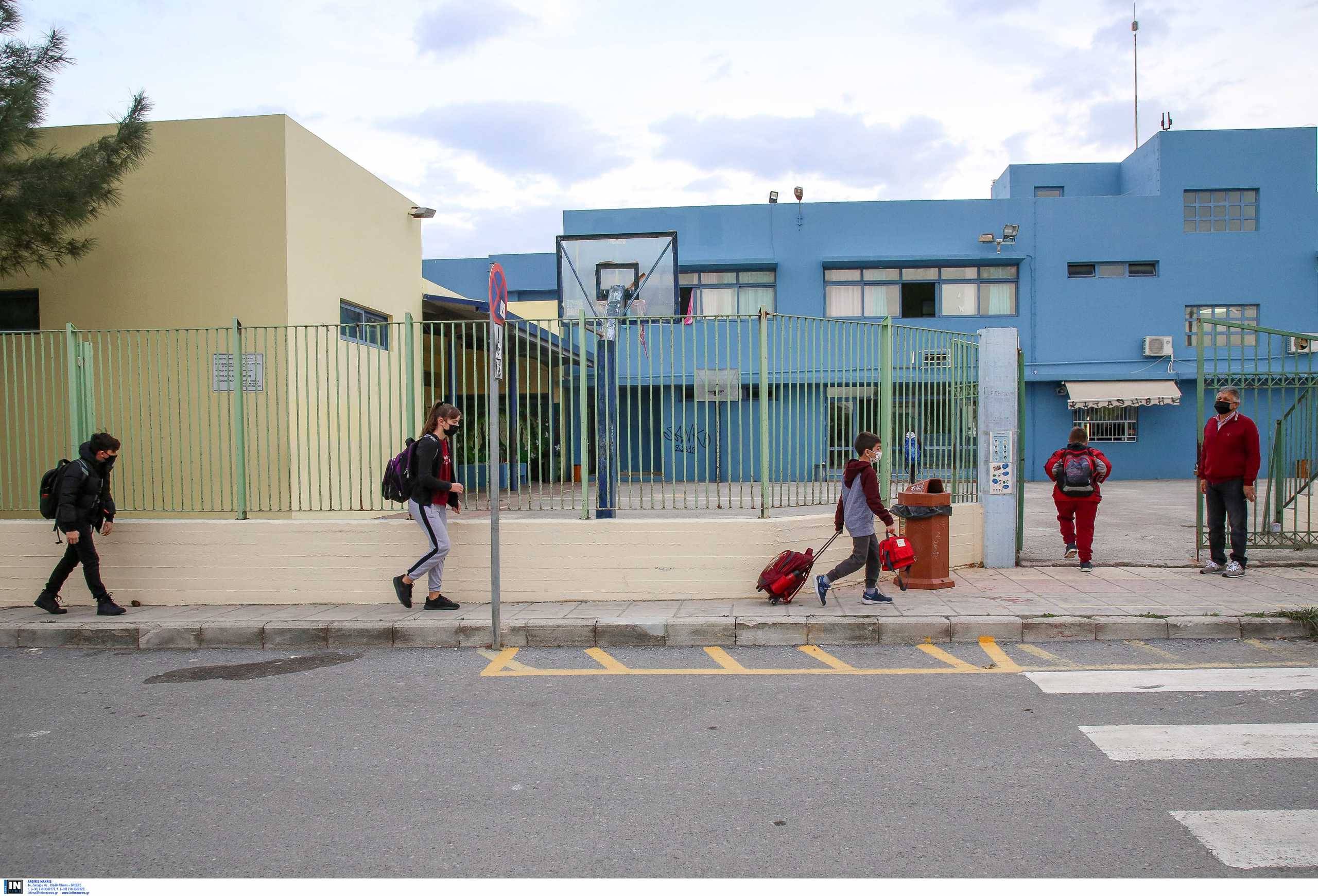 Αιγιάλεια: Καταδικασμένος για παιδοφιλία κυκλοφορεί σε δημοτικό σχολείο - Μήνυση από τους γονείς στον διευθυντή