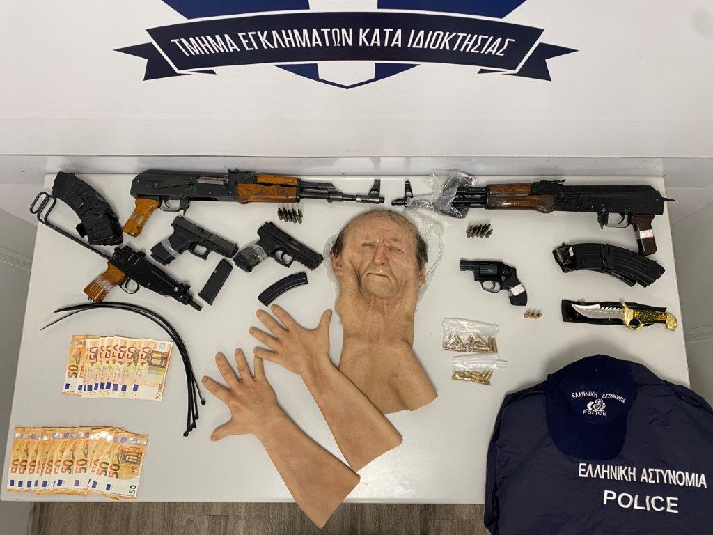 Óå Ýñåõíá ðïõ äéåíåñãÞèçêå óå êëåéóôü ÷þñï óôÜèìåõóçò ðïõ ÷ñçóéìïðïéïýóå ç ïñãÜíùóç ùò ÷þñï öýëáîçò âñÝèçêáí êáé êáôáó÷Ýèçêáí -2- ðïëåìéêÜ ôõöÝêéá Kalashnikov , õðïðïëõâüëï, -2- ðéóôüëéá, ðåñßóôñïöï, ðëÞèïò öõóéããßùí, ìÜóêåò, áóôõíïìéêüò ñïõ÷éóìüò êáé êëåììÝíï áõôïêßíçôï ìåãÜëçò éððïäýíáìçò
Óå Ýñåõíåò ðïõ äéåíåñãÞèçêáí óå ïéêßåò ôùí óõëëçöèÝíôùí, âñÝèçêáí êáé êáôáó÷Ýèçêáí áåñïâüëá, öõóßããéá, ìá÷áßñéá, ÷ñçìáôéêÜ ðïóÜ, êéíçôÜ ôçëÝöùíá, åîáñôÞìáôá áõôïêéíÞôùí êáé -4- ï÷Þìáôá ìåëþí ôçò ïñãÜíùóçò
Åîé÷íéÜóôçêáí êëïðÞ áõôïêéíÞôïõ, êëïðÞ ìïôïóõêëÝôáò êáé áðüðåéñá ëçóôåßáò óå õðïêáôÜóôçìá ôñÜðåæáò
Åîáñèñþèçêå, áðü ôï ÔìÞìá ÅãêëçìÜôùí êáôÜ Éäéïêôçóßáò ôçò Äéåýèõíóçò ÁóöÜëåéáò ÁôôéêÞò, åãêëçìáôéêÞ ïñãÜíùóç, ôá ìÝëç ôçò ïðïßáò äéÝðñáôôáí äéáêåêñéìÝíåò êëïðÝò êáé äéÝèåôáí óôçí êáôï÷Þ ôïõò âáñý ðïëåìéêü ïðëéóìü.

ÓõíåëÞöèçóáí, ðñùéíÝò þñåò ôçò 14-1-2022, óôï ðëáßóéï óõíôïíéóìÝíçò åðé÷åßñçóçò óå Á÷áñíÝò êáé ¶íù Ëéüóéá, -4- çìåäáðïß ìÝëç ôçò, çëéêßáò 25, 39, 40 êáé 42 åôþí.

Óå âÜñïò ôïõò ó÷çìáôßóôçêå äéêïãñáößá, ãéá ôá êáôÜ ðåñßðôùóç áäéêÞìáôá ôçò åãêëçìáôéêÞò ïñãÜíùóçò, äéáêåêñéìÝíåò êëïðÝò, ëçóôåßá, ðëáóôïãñáößá, ðëáóôïãñáößá ðéóôïðïéçôéêþí êáé ãéá ðáñÜâáóç ôçò íïìïèåóßáò ðåñß üðëùí êáé ðåñß öùôïâïëßäùí êáé ðõñïôå÷íçìÜôùí.

¼ðùò ðñïÝêõøå áðü ôçí Ýñåõíá ôçò áíùôÝñù Õðçñåóßáò, ïé áíùôÝñù åß÷áí óõóôÞóåé êáé åíôá÷èåß óå åãêëçìáôéêÞ ïñãÜíùóç ðïõ ðñïÝâáéíå óå äéáêåêñéìÝíåò êëïðÝò êáé äéÝèåôáí óôçí êáôï÷Þ ôïõò âáñý ðïëåìéêü ïðëéóìü

Óå Ýñåõíá ðïõ äéåíåñãÞèçêå, óå ðñïãåíÝóôåñï ÷ñüíï, óå êëåéóôü ÷þñï óôÜèìåõóçò óôéò Á÷áñíÝò, ðïõ ÷ñçóéìïðïéïýóå ç ïñãÜíùóç ùò ÷þñï öýëáîçò êáé åß÷å åíïéêéÜóåé ÷ñçóéìïðïéþíôáò ðëáóôÜ óôïé÷åßá ôáõôüôçôáò, âñÝèçêáí êáé êáôáó÷Ýèçêáí:

    -2- ðïëåìéêÜ ôõöÝêéá Kalashnikov
    çìéáõôüìáôï õðïðïëõâüëï
    -2- ðéóôüëéá
    ðåñßóôñïöï
    ðëÞèïò öõóéããßùí êáé ãåìéóôÞñùí
    ëáóôé÷Ýíéåò ïëïðñüóùðåò ìÜóêåò
    ìðïõöÜí êáé êáðÝëá ôýðïõ ôæüêåú ìå ôá äéáêñéôéêÜ ôçò ÅË.ÁÓ.
    êëåììÝíï áõôïêßíçôï ìåãÜëçò éððïäýíáìçò, ìå ðëáóôÝò ðéíáêßäåò êõêëïöïñßáò 

Áðü Ýñåõíåò óå ïéêßåò