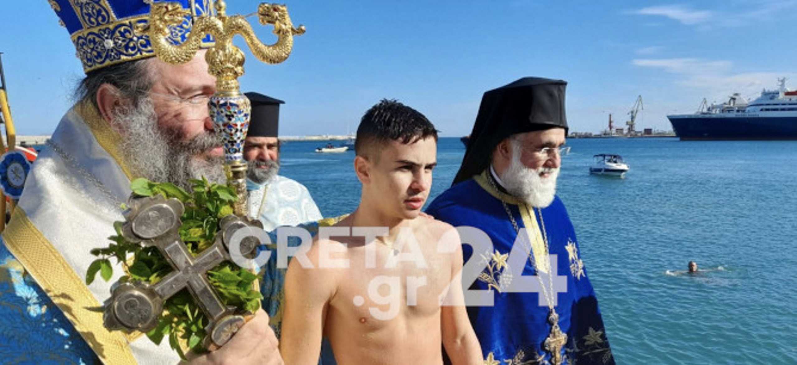 Θεοφάνεια στο Ηράκλειο: Με μέτρα ο αγιασμός των υδάτων – Ο 16χρονος Γιάννης έπιασε τον σταυρό