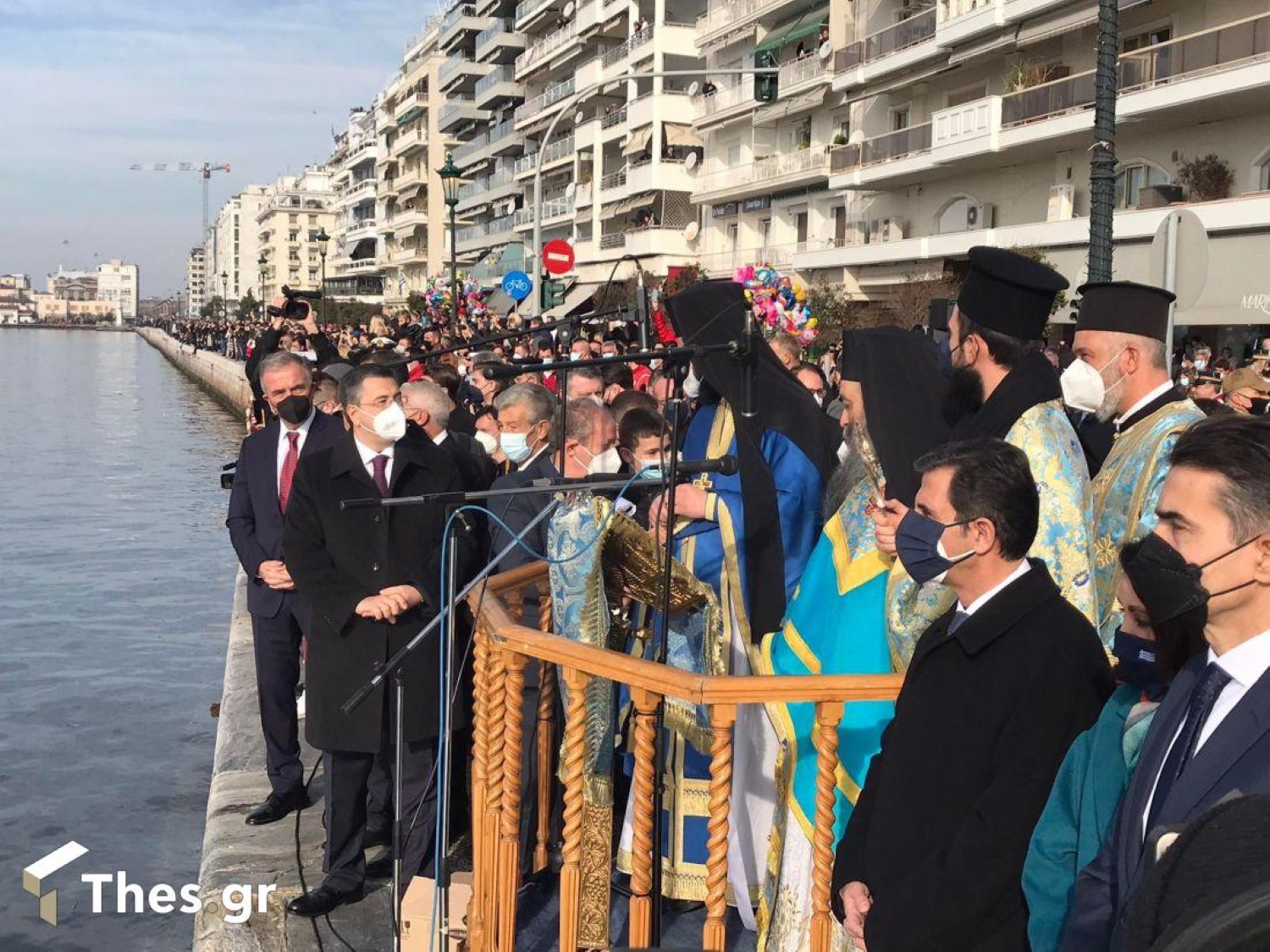 Θεοφάνεια στη Θεσσαλονίκη: Πολύς κόσμος στους εορτασμούς - Ένας 19χρονος έπιασε τον Σταυρό με την πρώτη