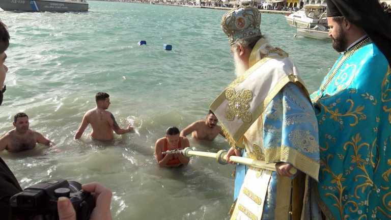 Ζάκυνθος – Θεοφάνεια: Βούτηξε και γυναίκα στα παγωμένα νερά για να βρει τον Σταυρό