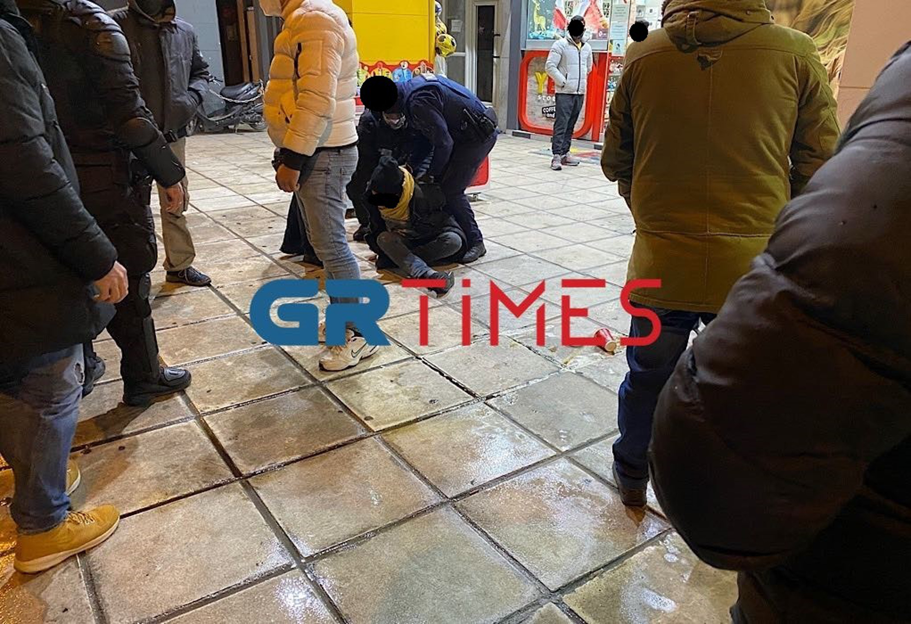 Θεσσαλονίκη: Πήγε με σπασμένο μπουκάλι με κατάστημα και απειλούσε υπάλληλο και θαμώνες