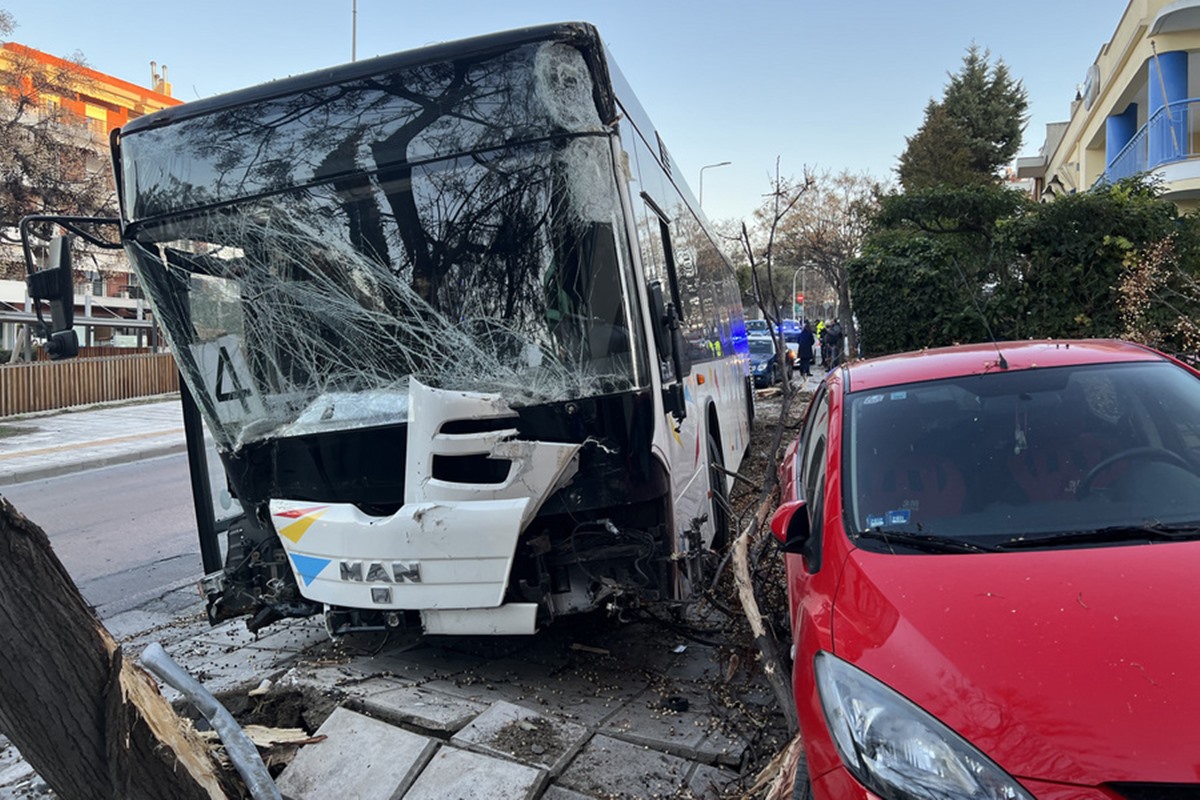 Λεωφορείο έχει καταλήξει σε στάση μετά από σύγκρουση με ταξί, σε κεντρικό δρόμο της Θεσσαλονίκης, Τετάρτη 26 Ιανουαρίου 2022. Αστικό λεωφορείο του ΟΑΣΘ συγκρούστηκε με ταξί και εξετράπη της πορείας του όπου και κατέληξε σε στάση λεωφορείου, αφού πρώτα παρέσυρε δέντρο. Ο οδηγός του λεωρορείου έχει διακομιστεί στο νοσοκομείο. ΑΠΕ-ΜΠΕ