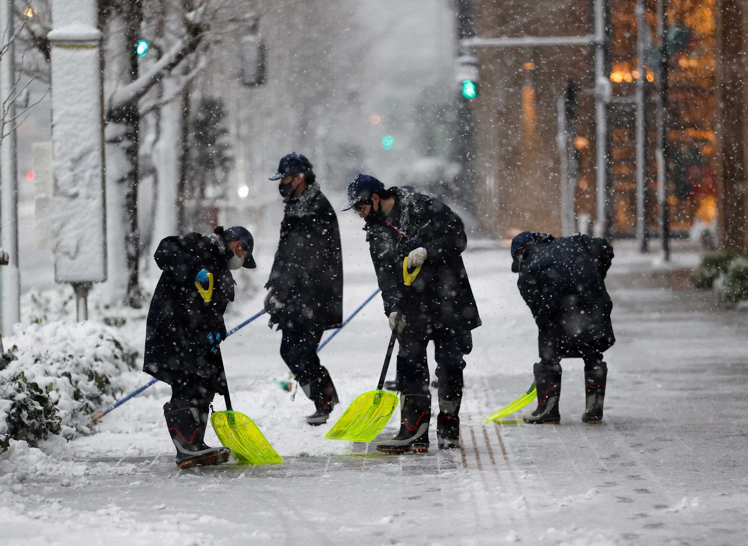 Ιαπωνία: Χιόνι σκέπασε το Τόκιο! Πρωτοφανείς εικόνες και πάνω από 100 ακυρώσεις πτήσεων