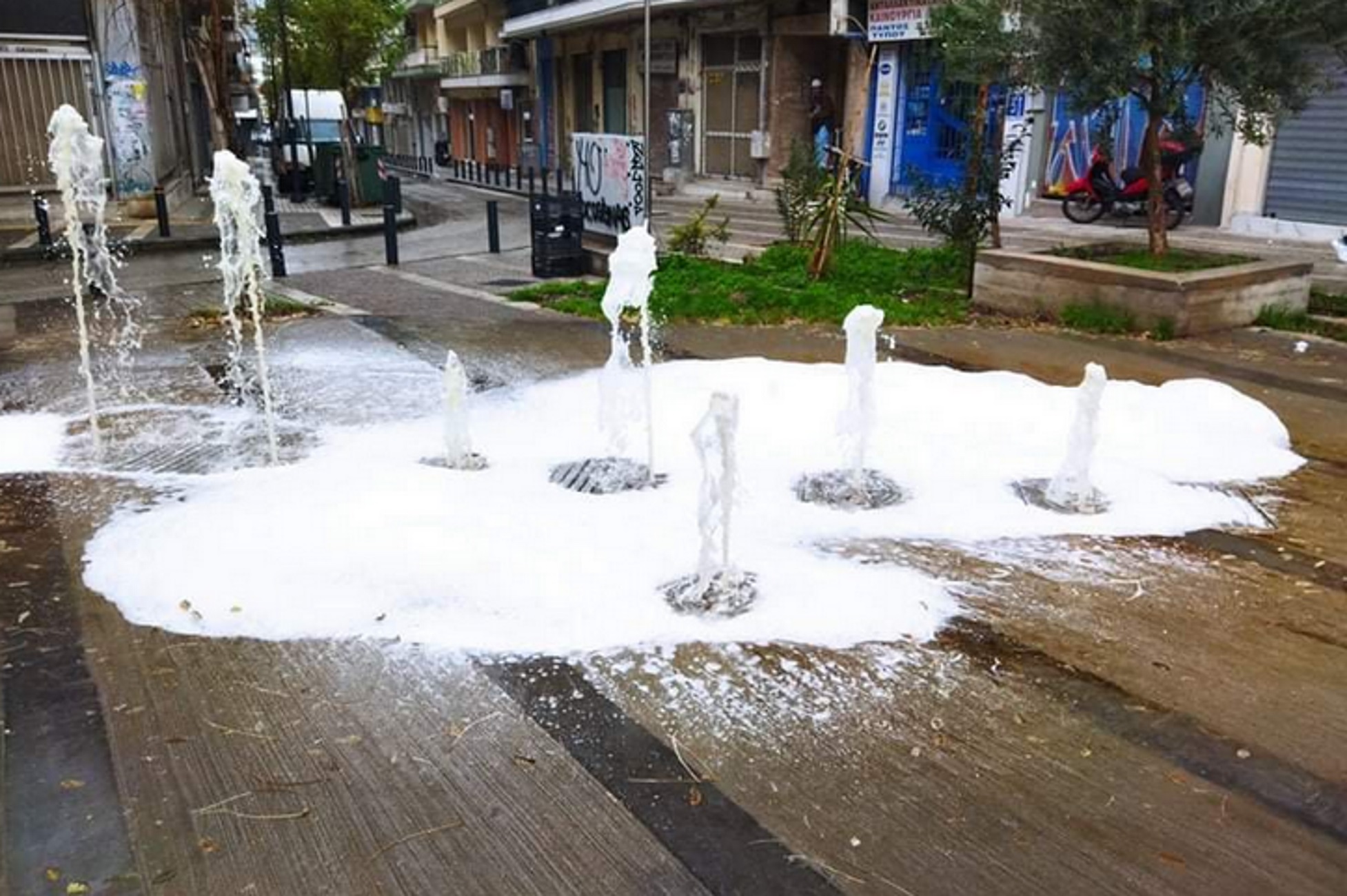 Θεσσαλονίκη: Άφρισε το συντριβάνι – Δείτε τις εικόνες στην πλατεία που κάνουν το γύρο του διαδικτύου