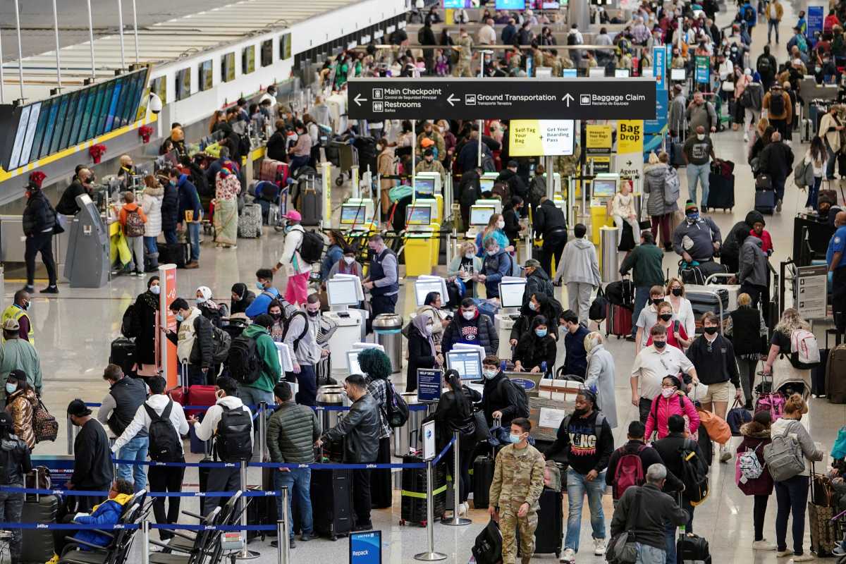 FILE PHOTO: FILE PHOTO: FILE PHOTO: Passengers are seen at Hartsfield-Jackson Atlanta International Airport in Atlanta, Georgia, U.S. December 20, 2021. REUTERS
