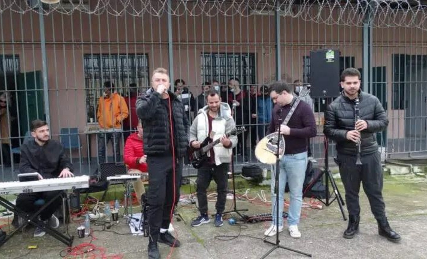Πάτρα: Ο Γιώργος Βελισσάρης τραγούδησε αφιλοκερδώς σε κρατούμενους φυλακών