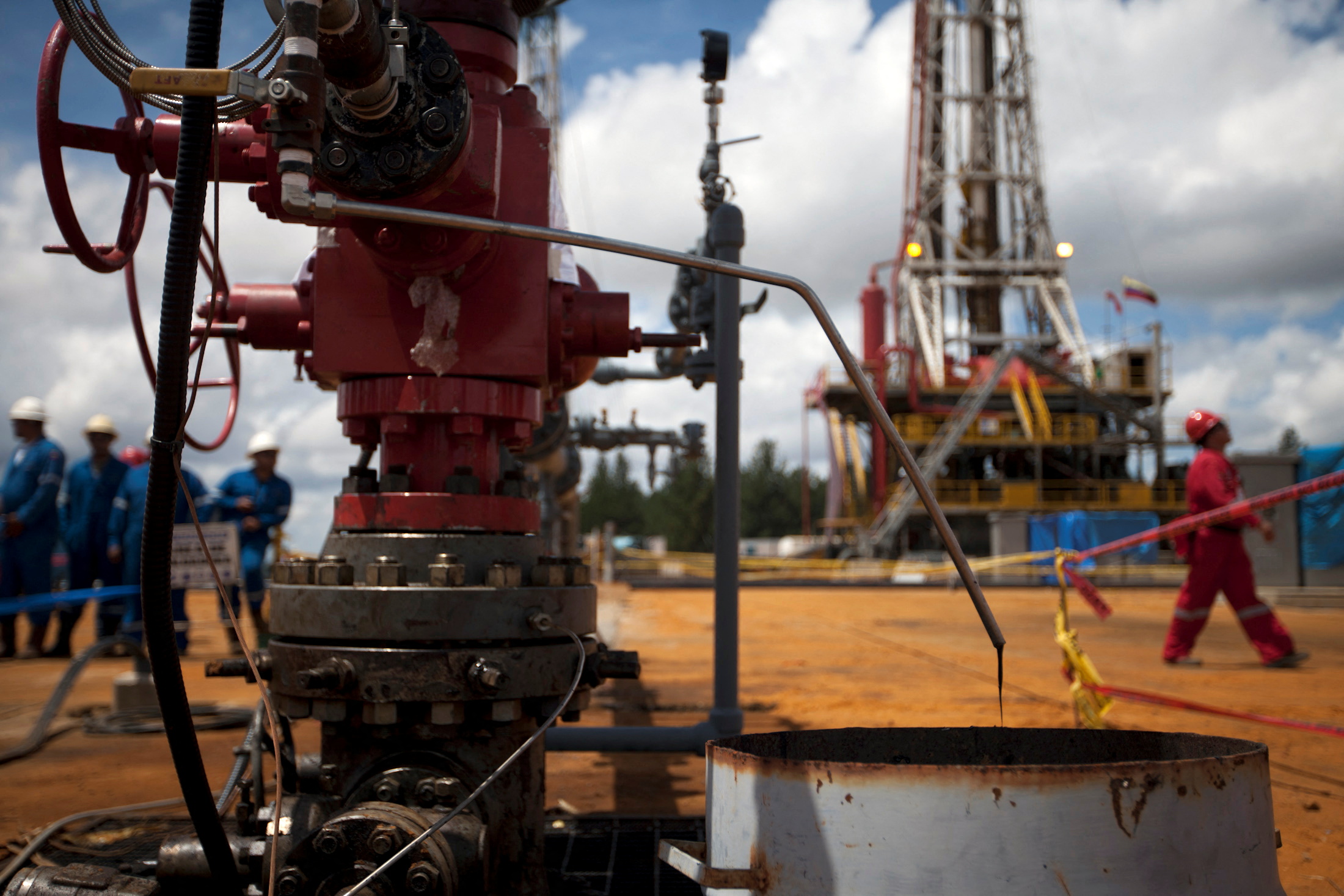 FILE PHOTO: Crude oil drips from a valve at an oil well operated by Venezuela's state oil company PDVSA in Morichal July 28, 2011.  REUTERS