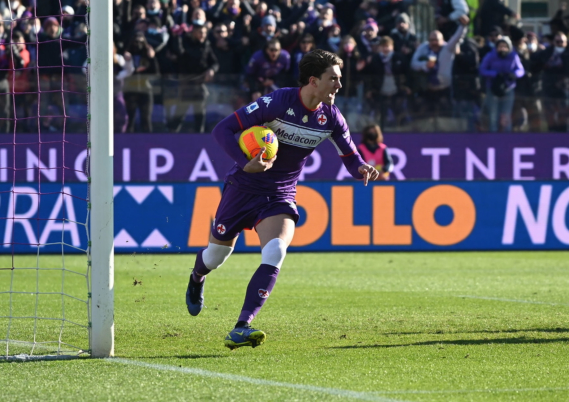 epa09649744 Fiorentina's forward Dusan Vlahovic celebrates after scoring the 1-2 goal during the Italian Serie A soccer match ACF Fiorentina vs US Sassuolo at Artemio Franchi Stadium in Florence, Italy, 19 December 2021.  EPA