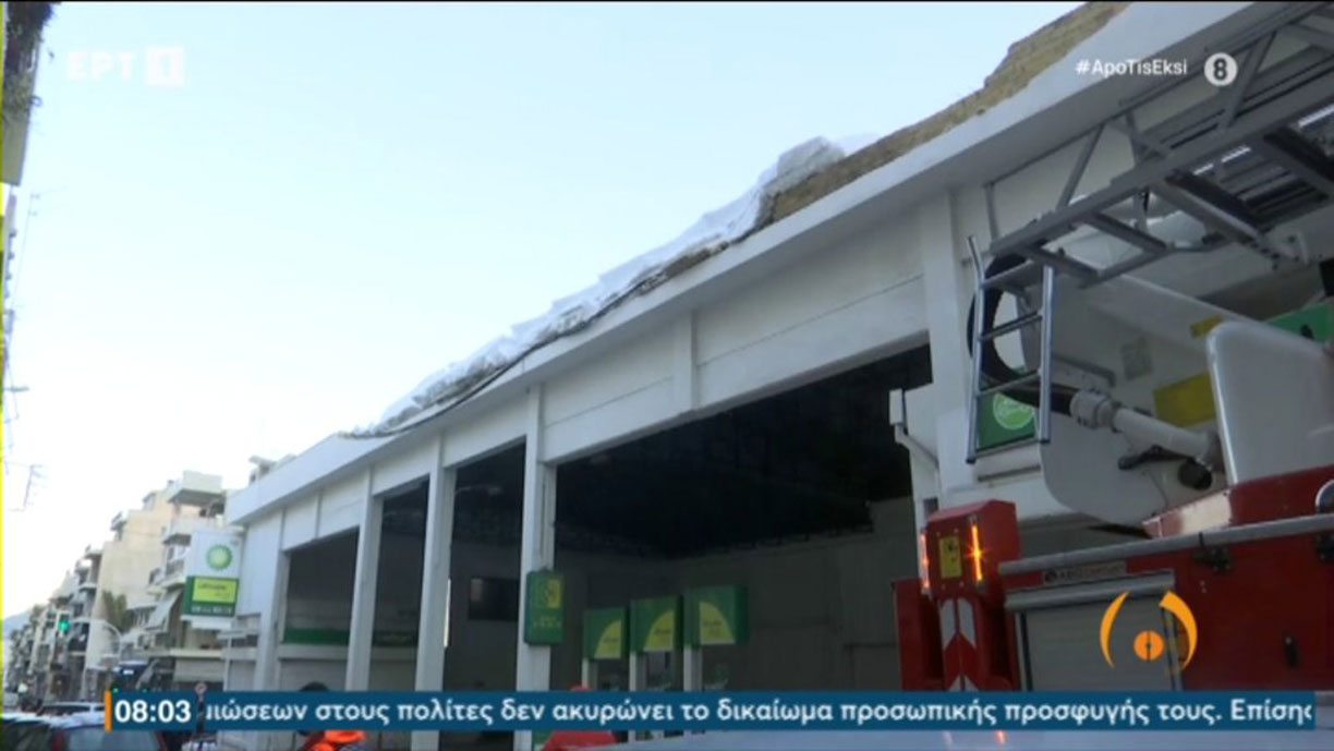 Κακοκαιρία: Έπεσε από το χιόνι στέγαστρο βενζινάδικου στο Βύρωνα