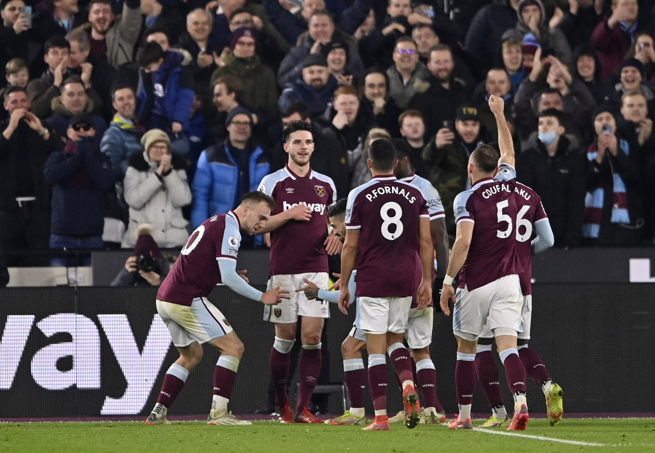 Soccer Football - Premier League - West Ham United v Norwich City - London Stadium, London, Britain - January 12, 2022  West Ham United's Jarrod Bowen celebrates scoring their second goal with teammates REUTERS