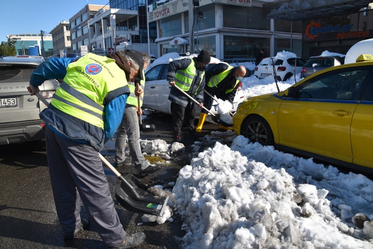 Χαλάνδρι: Μάχη με τον πάγο – «Τα μηχανήματα δυσκολεύονται στα στενά» λέει ο δήμαρχος