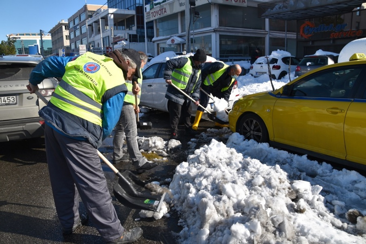 (ΞΕΝΗ ΔΗΜΟΣΙΕΥΣΗ) Το έργο των Δήμων για τη διάνοιξη δημοτικών δρόμων και απεγκλωβισμών πολιτών και  οχημάτων, συνεχίζουν να επικουρούν ομάδες και συνεργεία της Πολιτικής Προστασίας της Περιφέρειας, με ειδικά εκχιονιστικά, χωματουργικά και άλλου τύπου μηχανήματα, Τετάρτη 26 Ιανουαρίου 2022. Ειδικότερα τα συνεργεία της Περιφέρειας, με  τη συνδρομή και εθελοντών, επιχειρούν και σήμερα από το πρωί σε Δήμους και δρόμους, όπου διαπιστώνονται μεγάλα προβλήματα λόγω της μεγάλης ποσότητας χιονιού και του παγετού που επικρατεί και συγκεκριμένα στις εξής περιοχές: Μεταμόρφωση, Π. Ψυχικό, παράδρομοι Αττικής Οδού, Χαλάνδρι, Διόνυσος, Μαρούσι, Δήμος Μαραθώνα, Λεωφόρος Μαραθώνος, Λ. Σπάτων, Μεσογείων, Λ. Λαυρίου, Κατεχάκη, Πανεπιστημιούπολη-Πολυτεχνειούπολη, παράδρομοι Εθνικής Οδού, Βίλια, Οινόη, Αγ. Σωτήρα-Αλεποχώρι, Ωρωπός, Παιανία, Παλλήνη, Σταυρός-Αγ. Παρασκευή, Ηλιούπολη, Άνω Γλυφάδα, Λ. Κηφισίας, Θησέως, Κηφισιά, Ανθούσα, Γραμματικό, Άνω Σούλι, Γέρακας, Λαύριο, Νέα Μάκρη, κατόπιν και σχετικών υποδείξεων των Δήμων.  AΠΕ-ΜΠΕ