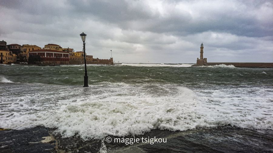 Χανιά: Η κακοκαιρία Διομήδης «κατάπιε» το λιμάνι – Τεράστια κύματα σκέπασαν τα πάντα