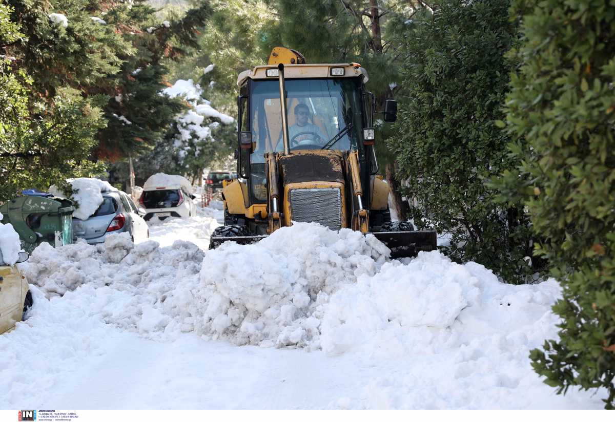 Συνεχίζεται η προσπάθεια να ανοίξουν δρόμοι σε Βύρωνα και Καρέα