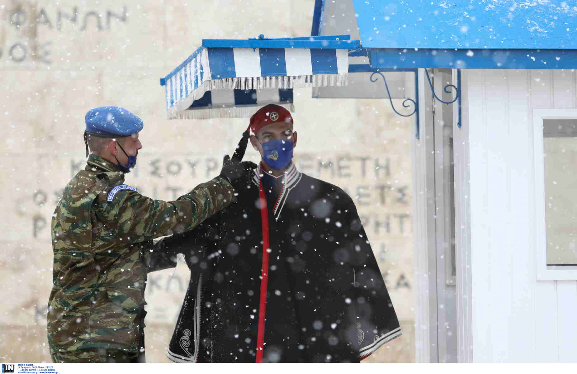 Κακοκαιρία Ελπίς – Πυκνή χιονόπτωση στον Άγνωστο Στρατιώτη, έντυσε στα λευκά την προεδρική φρουρά
