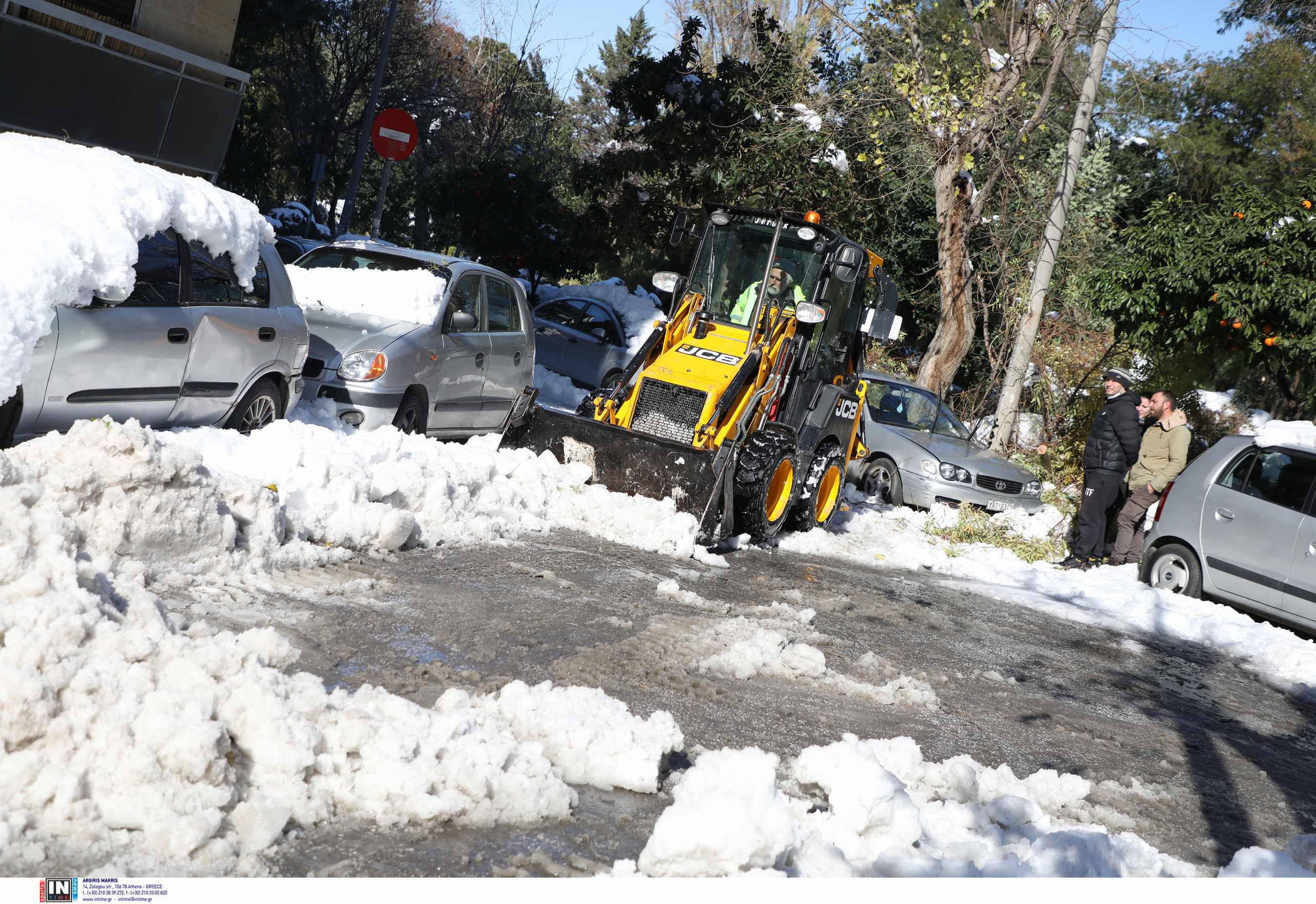 Αττική: Πολίτες απομακρύνουν με φτυάρια το χιόνι – Μάχη των Δήμων στα στενά